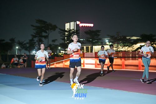 Race photo from PIK NITE RUN 2025
