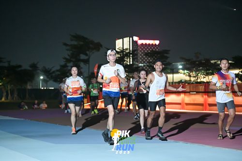 Race photo from PIK NITE RUN 2025