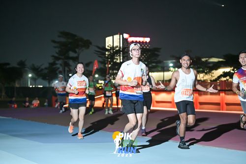 Race photo from PIK NITE RUN 2025