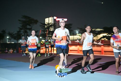 Race photo from PIK NITE RUN 2025