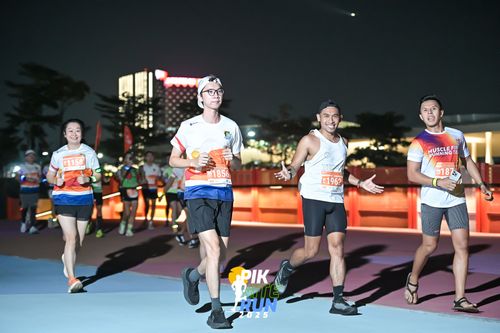 Race photo from PIK NITE RUN 2025