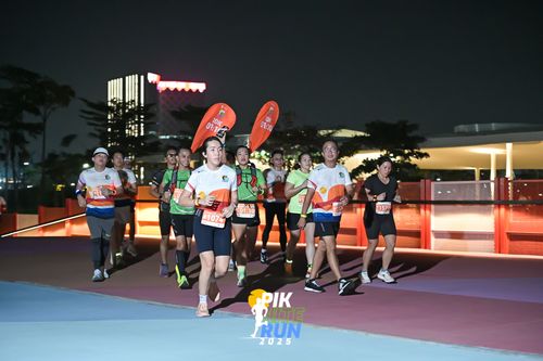 Race photo from PIK NITE RUN 2025