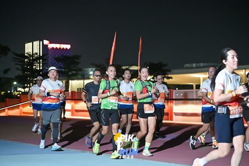 Race photo from PIK NITE RUN 2025