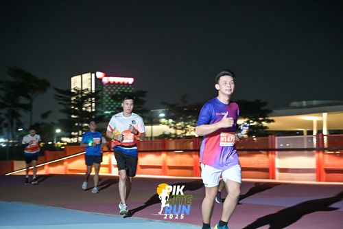 Race photo from PIK NITE RUN 2025