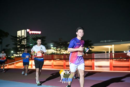 Race photo from PIK NITE RUN 2025
