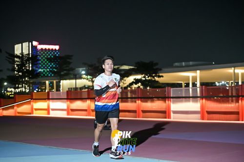 Race photo from PIK NITE RUN 2025