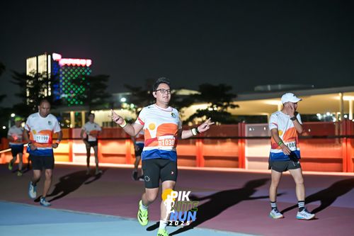 Race photo from PIK NITE RUN 2025