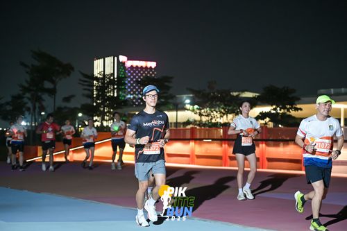 Race photo from PIK NITE RUN 2025