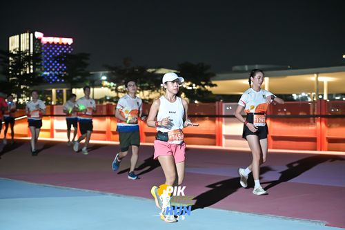 Race photo from PIK NITE RUN 2025