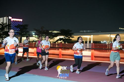 Race photo from PIK NITE RUN 2025