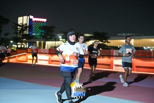 Race photo from PIK NITE RUN 2025
