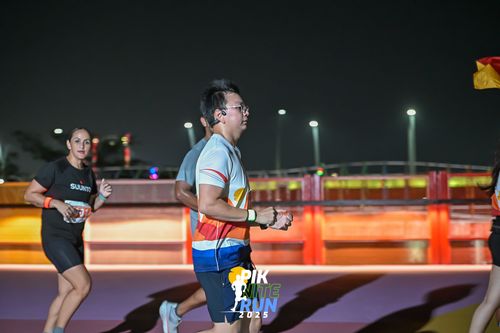 Race photo from PIK NITE RUN 2025