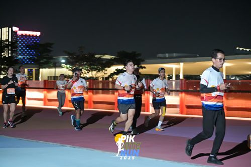 Race photo from PIK NITE RUN 2025