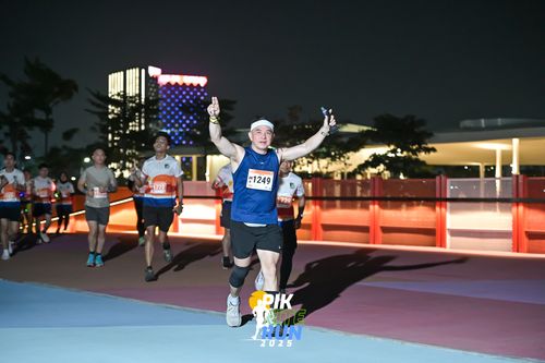 Race photo from PIK NITE RUN 2025