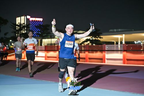 Race photo from PIK NITE RUN 2025