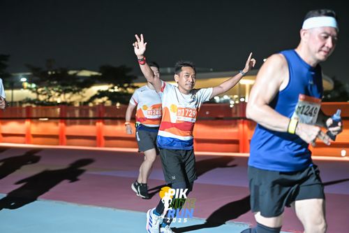 Race photo from PIK NITE RUN 2025