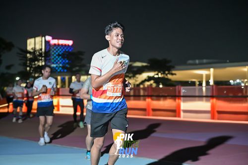 Race photo from PIK NITE RUN 2025