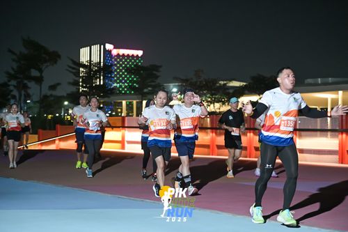Race photo from PIK NITE RUN 2025