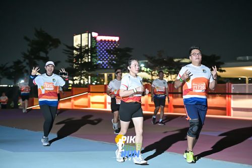 Race photo from PIK NITE RUN 2025