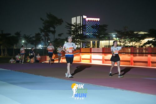 Race photo from PIK NITE RUN 2025