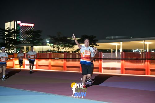 Race photo from PIK NITE RUN 2025