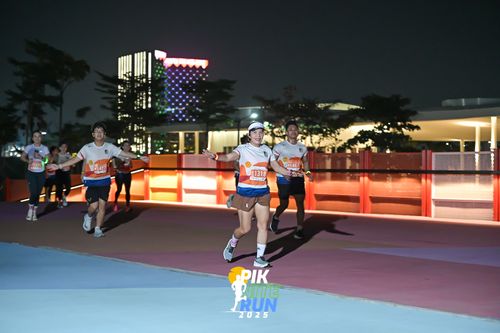 Race photo from PIK NITE RUN 2025
