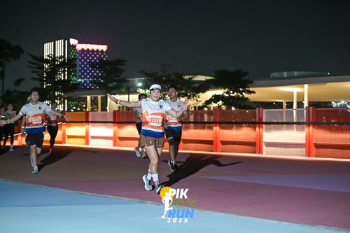 Race photo from PIK NITE RUN 2025