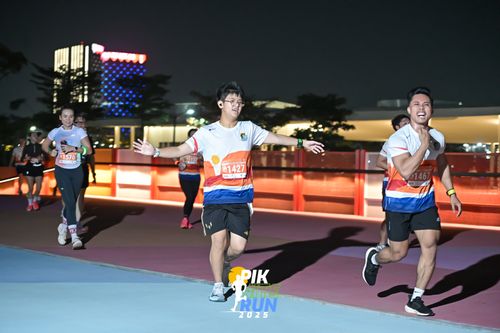 Race photo from PIK NITE RUN 2025