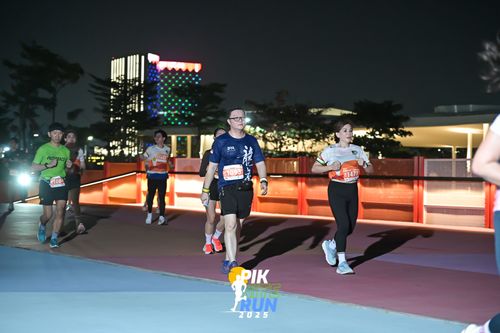 Race photo from PIK NITE RUN 2025