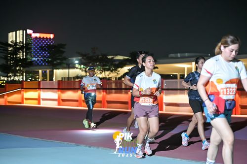 Race photo from PIK NITE RUN 2025