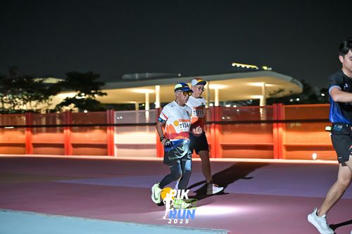Race photo from PIK NITE RUN 2025