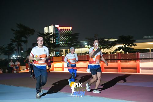 Race photo from PIK NITE RUN 2025