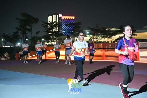 Race photo from PIK NITE RUN 2025