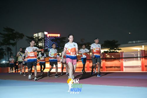 Race photo from PIK NITE RUN 2025