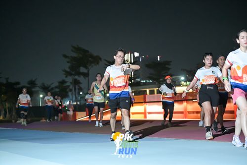 Race photo from PIK NITE RUN 2025