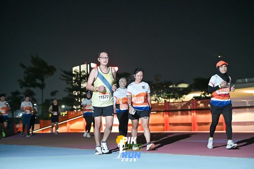 Race photo from PIK NITE RUN 2025