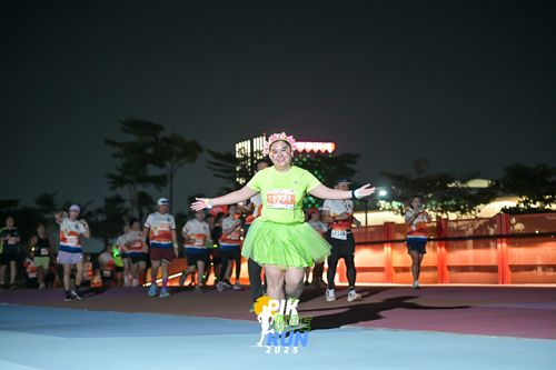 Race photo from PIK NITE RUN 2025