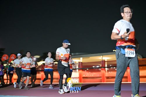 Race photo from PIK NITE RUN 2025