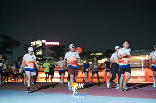 Race photo from PIK NITE RUN 2025