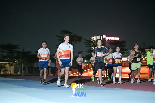 Race photo from PIK NITE RUN 2025