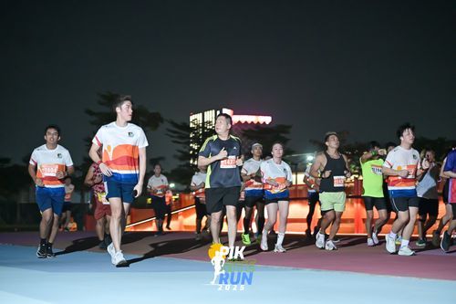 Race photo from PIK NITE RUN 2025