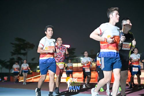 Race photo from PIK NITE RUN 2025