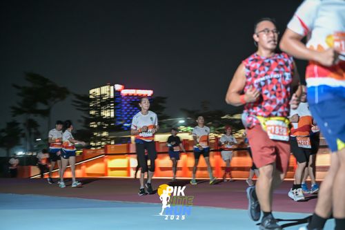 Race photo from PIK NITE RUN 2025