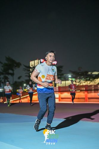 Race photo from PIK NITE RUN 2025