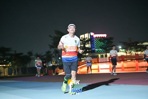 Race photo from PIK NITE RUN 2025