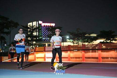 Race photo from PIK NITE RUN 2025