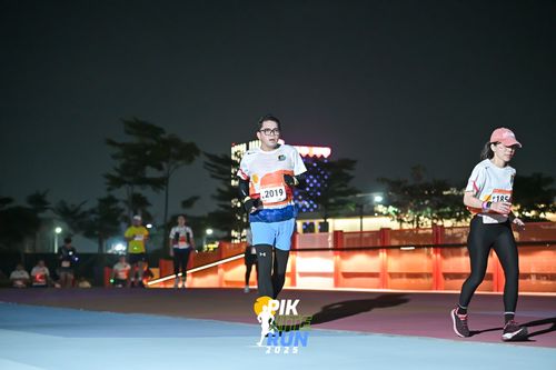 Race photo from PIK NITE RUN 2025