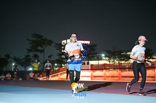Race photo from PIK NITE RUN 2025