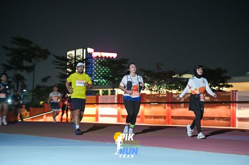 Race photo from PIK NITE RUN 2025
