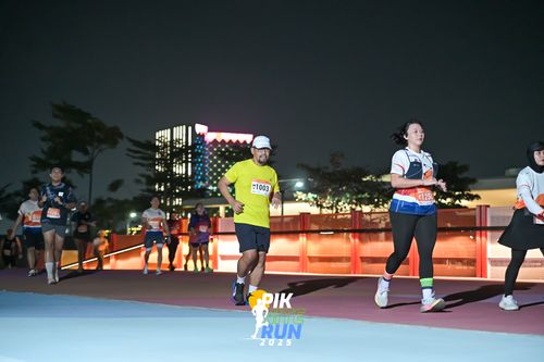 Race photo from PIK NITE RUN 2025